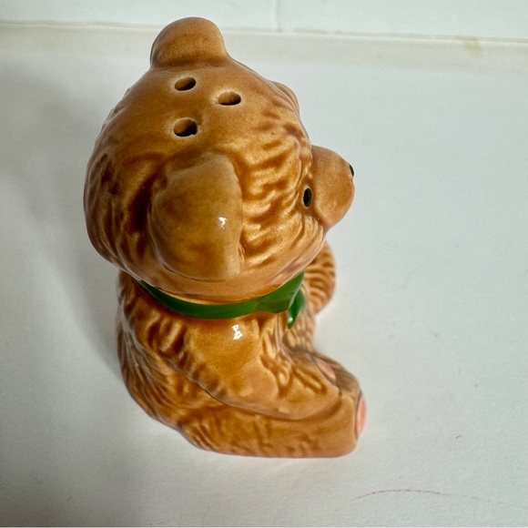 Vintage single teddy bear salt shaker. Approx 2.5”H x 1.5”L. Adorable bear - Picture 4 of 10